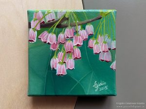 Dipinto olio su tela di 10x10 cm raffigurante delle campanule rosa su sfondo verde.