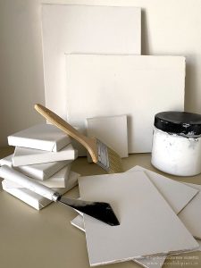 Tele e pannelli telati trattati con gesso acrilico.